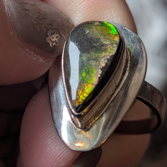 Sz 9.5 Elegant Silver Ring with Iridescent Ammolite Stone